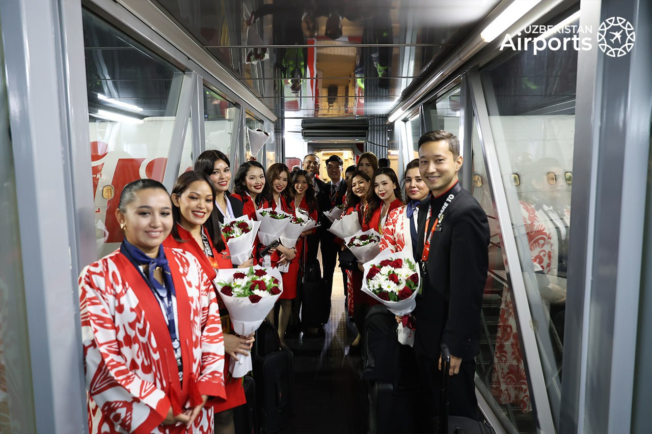 Запустили прямое авиасообщение между Ташкентом и Куала Лумпуром Рейсы в столицу Малайзии выполняет авиакомпания AirAsia Первый самолет приземлился в ташкентском аэропорту 15 октября Самолет по традиции встретили водной аркой Перелеты по маршруту Куала Лумпур Ташкент Куала Лумпур будут выполняться по понедельникам средам и пятницам Малайзия Узбекистан Авиация centralasianow Подписаться на канал