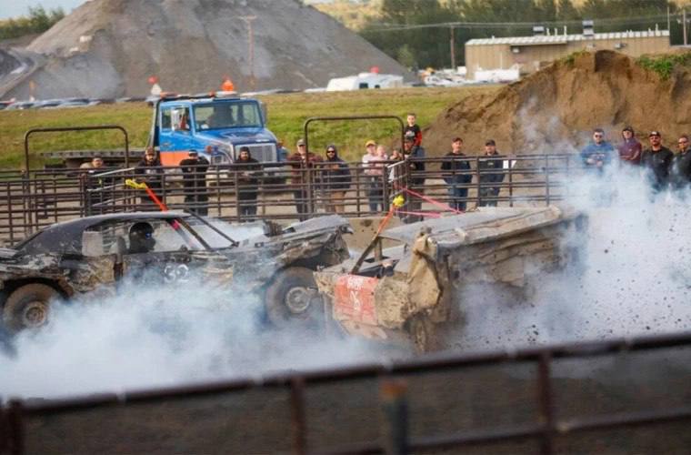 Автомобиль въехал в толпу на автогонке в Австралии пострадали 13 человек В Уолке автомобиль пробил ограждение и врезался в трибуну во время гонки В результате пострадали 13 человек двое находятся в критическом состоянии девять остаются в больнице Возраст пострадавших от 20 до 75 лет По информации полиции 27 летний водитель потерял контроль на трассе перед ограждением Подпишись на primulinmd