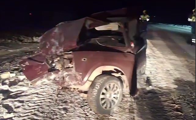 На Южном Урале в лобовом столкновении погибли два человека   www up74 ru articles news 168311 ДТП произошло в Варненском районе на 74 м км автодороги Черноречье Чесма Варна Карталы Бреды 20 летний водитель ВАЗ 2110 совершал обгон но не справился с управлением и в лобовую столкнулся с семеркой В результате ДТП два пассажира из обеих машин 17 летняя девушка и 24 летний парень от полученных травм скончались в больнице Также травмы различной степени тяжести получили сами водители отечественных авто и еще два пассажира