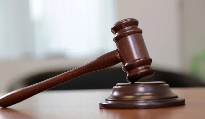 За угрозы девочке ножом ученика барнаульской школы отправили в спецучреждение В Барнауле суд вынес приговор 16 летнему подростку по статье о хулиганстве Как сообщает пресс служба СУ СКР по Алтайскому краю юноша угрожал ножом ученице школы 126 и регулярно избивал младшеклассников До своего 18 летия он будет находиться в специализированном исправительном учреждении По данным следствия в январе 2025 года ученик 9 класса МБОУ СОШ 126 из хулиганских побуждений угрожал нескольким школьницам складным ножом После того как ситуация получила огласку выяснилось что подросток также периодически избивал младшеклассников По данному факту было возбуждено уголовное дело по ч 2 ст 213 УК РФ хулиганство то есть грубое нарушение общественного порядка выражающее явное неуважение к обществу совершенное с угрозой применения насилия к гражданам с применением предмета используемого в качестве оружия Суд принял решение поместить подростка в специализированное учебно воспитательное учреждение закрытого типа до достижения им 18 лет Кроме того следователь СК направил в органы системы профилактики представление об устранении причин и условий совершения преступления По его результатам должностные лица были привлечены к дисциплинарной ответственности Банкфакс