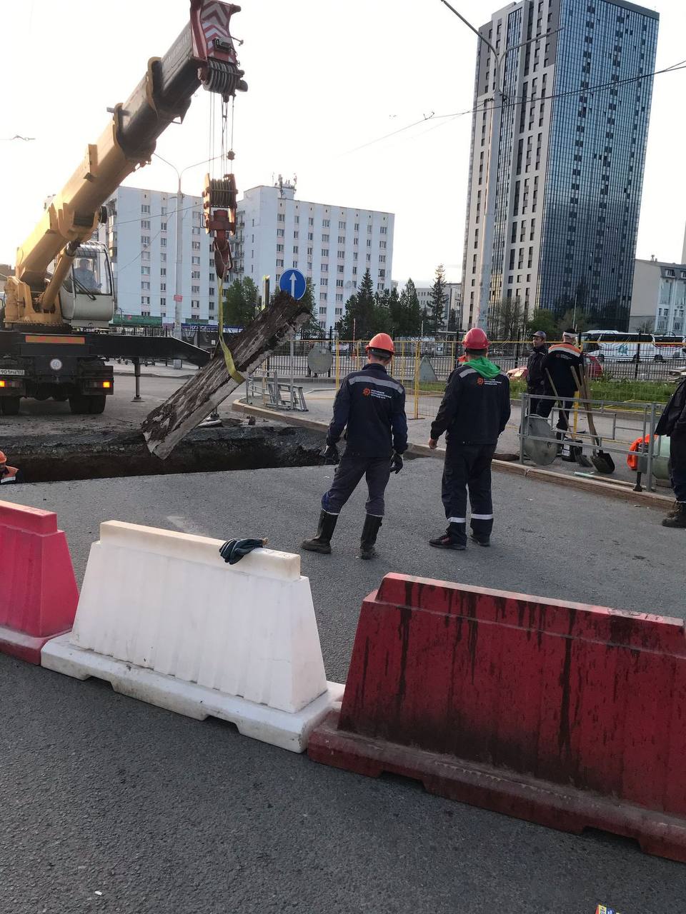 Вечером 13 мая при проведении плановых гидравлических испытаний обнаружили повреждение на трубопроводе теплоснабжения под проезжей частью ул. города Галле в районе южного автовокзала На место оперативно прибыла аварийная бригада При дальнейшем обследовании трубопровода выявили его неудовлетворительное состояние, которое не обеспечивает безаварийного прохождение будущего отопительного сезона - специалистам предстоит оперативно заменить 60 м тепловых сетей в кратчайшие сроки Для организации качественной и безопасной работы потребуется временное перекрытие двух полос проезжей части в сторону Затона Завершение работ и полное восстановление благоустройства планируется завершить 16 мая ООО «БашРТС» приносит свои извинения за доставленные неудобства и просит жителей с пониманием отнестись к проводимым мероприятиям, которые позволяют избежать аварий на тепловых сетях в осенне-зимний период, когда тепло в домах – самый важный ресурс. Благодаря ремонтным работам повысятся качество и надёжность теплоснабжения потребителей зимой Напомним, гидравлические испытания являются обязательными и проводятся для выявления слабых мест на трубопроводах в летний период