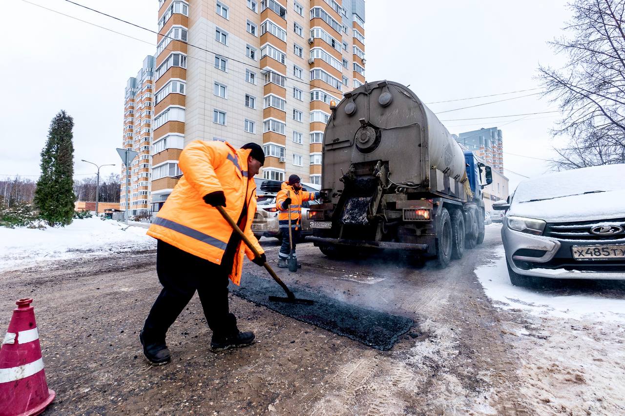 С начала ноября дорожники Подмосковья ликвидировали порядка 8,9 тыс дефектов покрытия:   5 тыс — на муниципальных дорогах.  3,8 тыс — на региональных дорогах.  Ямочный ремонт проводится круглый год, в холодное время — с применением холодной смеси или литого асфальтобетона.   СМО Подмосковья. Подписывайтесь