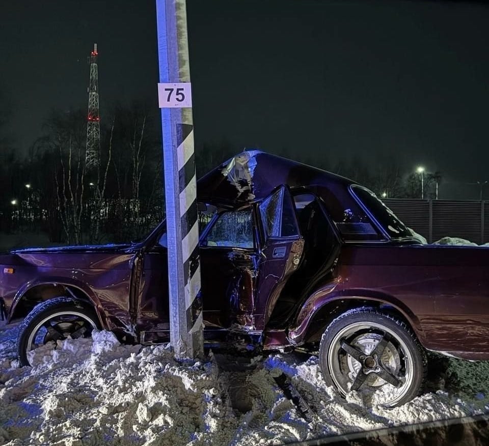 Водитель автомобиля «ВАЗ» не справился с управлением и врезался в опору уличного освещения. Авария произошла вчера вечером в районе 1331 км трассы Сургут — Салехард. В результате ДТП водителю потребовалась госпитализация, сообщили в Госавтоинспеции ЯНАО.  Фото: телеграм-чат «В Салехарде»    Новости Ямала   Поддержать нас бустом