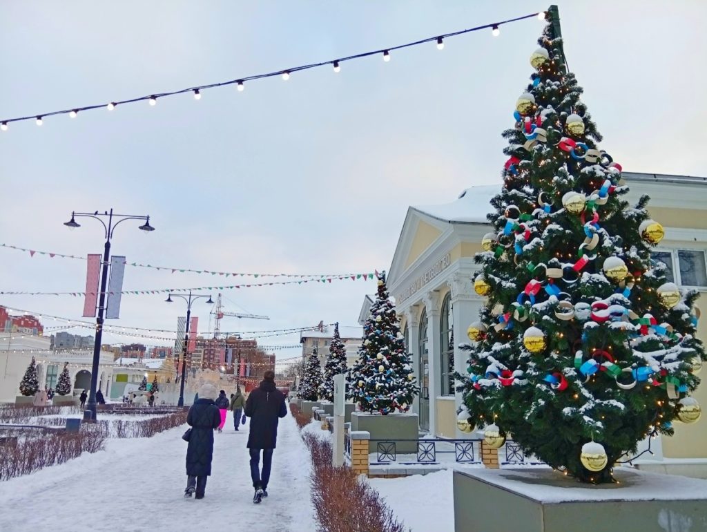 Треть рязанцев уже ощущают новогоднее настроение Новогоднее настроение уже ощущают 33 рязанцев 41 открыто заявляют о его отсутствии а 11 имитируют праздничный настрой ради близких Женщины чуть чаще мужчин отмечают наличие праздничного настроения 36 и 30 соответственно Представители сильного пола несколько чаще чем горожанки признаются что имитируют новогодний настрой 14 и 8 Молодежь до 35 лет демонстрирует наибольший оптимизм новогоднее настроение есть у 37 среди тех кто старше всего у 30 Респонденты которым исполнилось больше 35 лет значительно чаще открыто говорят об отсутствии предвкушения праздника 44 Горожане с зарплатой от 150 тысяч рублей в месяц чаще рассказывали что уже ощущают новогоднее настроение или имитируют его ради родных по сравнению с теми кто зарабатывает меньше В опросе сервиса SuperJob проведенном 24 25 декабря приняли участие экономически активные рязанцы