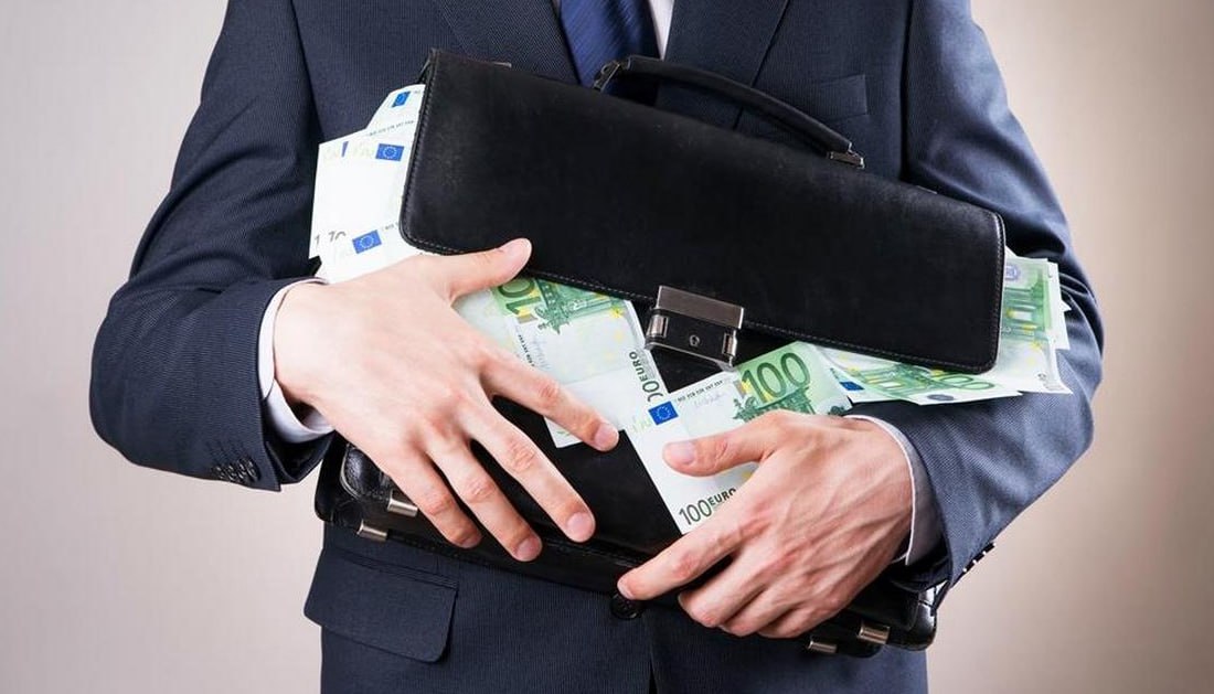 Впервые за три года коллекторы приобрели рекордный объем долгов МФО По итогам пяти месяцев 2025 года коллекторы купили долгов МФО на сумму 38,4 млрд рублей. В прошлом году на аналогичные траты было направлено на 19% меньше, в 2023 году — на 73%. Катализатором рекордных продаж стало снижение цены на задолженность, а это — следствие роста качества долговых портфелей. Например, на протяжении некоторого времени уменьшается средний срок просрочки платежа DPD — портфели «омолаживаются». В апреле-мае 2025 года этот показатель составлял 220 дней, что на 20% меньше значений 2024 года. По словам коллекторов, ранее была введена госпошлина 15 тыс. рублей при переуступке прав. Подготовившись этому, многие коллекторы просудили свой портфель по старым правилам, получив большой пакет исполнительных листов и нарастив ликвидность. Сейчас они ее тратят, а потому рынок покупки задолженности у МФО ожил.