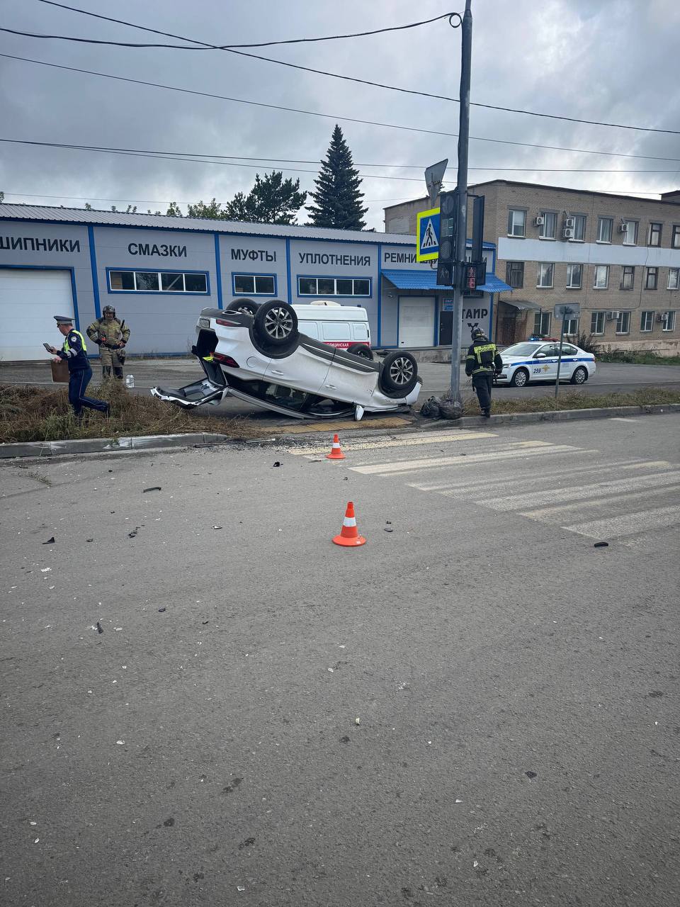 Госавтоинспекция города Челябинска устанавливает обстоятельства дорожно-транспортного происшествия, произошедшего 17.08.2025 года в 08:40 часов около дома 12/1 на улице Автодорожная. По предварительным данным, произошло столкновение между автомобилем «БМВ -320», под управлением мужчины 1994 года рождения, и автомобилем «Иксайт Х-Кросс 7», под управлением мужчины 1975 года рождения, с последующим наездом на препятствие бордюрный камень , и опрокидыванием автомобиля «Иксайт Х-Кросс 7». В результате дорожно-транспортного происшествия телесные повреждения получил водитель, мужчина 1975 года рождения, автомобиля «Иксайт Х-Кросс 7». Автомобили получили механические повреждения. На месте происшествия работают сотрудники дорожно-патрульной службы. Полицейскими проводятся мероприятия, направленные на установление всех обстоятельств и причин произошедшего. Госавтоинспекция города Челябинска призывает участников дорожного движения неукоснительно соблюдать правила дорожного движения. Будьте предельно внимательны на дороге, не отвлекайтесь на гаджеты и разговоры. Помните, несоблюдение установленных требований может привести к аварийной ситуации с непредсказуемыми последствиями. ГАИ г. Челябинск