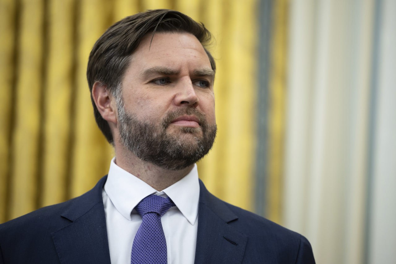 США не будут брать на себя никаких обязательств по гарантиям безопасности Украины пока не поймут что требуется заявил американский вице президент Джей Ди Вэнс Соединенные Штаты открыты для диалога но мы не собираемся брать на себя обязательства пока не выясним что необходимо для прекращения войны в первую очередь сообщил он в интервью телеканалу Fox News комментируя гарантии безопасности Украины Вэнс подчеркнул что именно европейцам предстоит взять на себя львиную долю в будущих гарантиях Это их континент Это их безопасность добавил политик