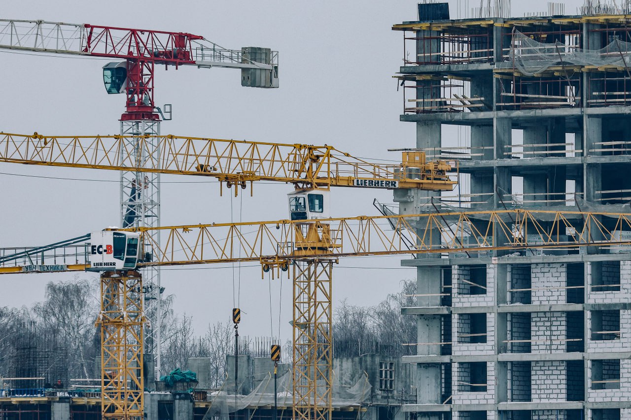 Сделки с недвижимостью за наличные в 2025 году побьют рекорд По итогам 2025 года доля неипотечных сделок за собственные средства на российском рынке недвижимости достигнет 65,6%. Это рекордный уровень как минимум за последние пять лет. Такой прогноз дал заместитель президента-председателя правления ВТБ Александр Пахомов. Рост сделок за собственные средства происходит на фоне дорогой ипотеки. По оценкам ВТБ, в первом полугодии россияне заключили около 900 тыс. сделок по покупке жилья без ипотеки +3% за год . По итогам года число неипотечных сделок в России достигнет 2 млн, что примерно сопоставимо +1% с прошлым годом в абсолютных значениях. В то время как рынок ипотеки просядет минимум на 20%. «В этом году мы наблюдаем устойчивый рост числа покупателей, которые предпочитают использовать при покупке недвижимости собственные накопления, в том числе от рекордных депозитных доходов, и альтернативные формы расчета. Две из трех сделок на рынке недвижимости пройдут за счет собственных средств покупателей», — заявил Александр Пахомов. #ипотека Фото: Андрей Любимов / РБК Читать РБК Недвижимость в Telegram