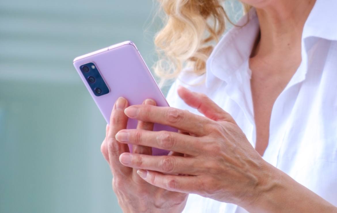 В Госдуме призвали проверить решение операторов сотовой связи повысить стоимость услуг С таким обращением выступили депутаты от КПРФ и сенатор член ЦК КПРФ Айрат Гибатдинов Как отметил сенатор во многих регионах страны последнее время наблюдаются перебои со связью также значительно упало и её качество Россияне с пониманием относятся к ограничениям и не жалуются однако мобильные операторы понимают ситуацию по своему и продолжают повышать стоимость услуги Inna Kot shutterstock com Подписаться на ДП в Telegram MAX