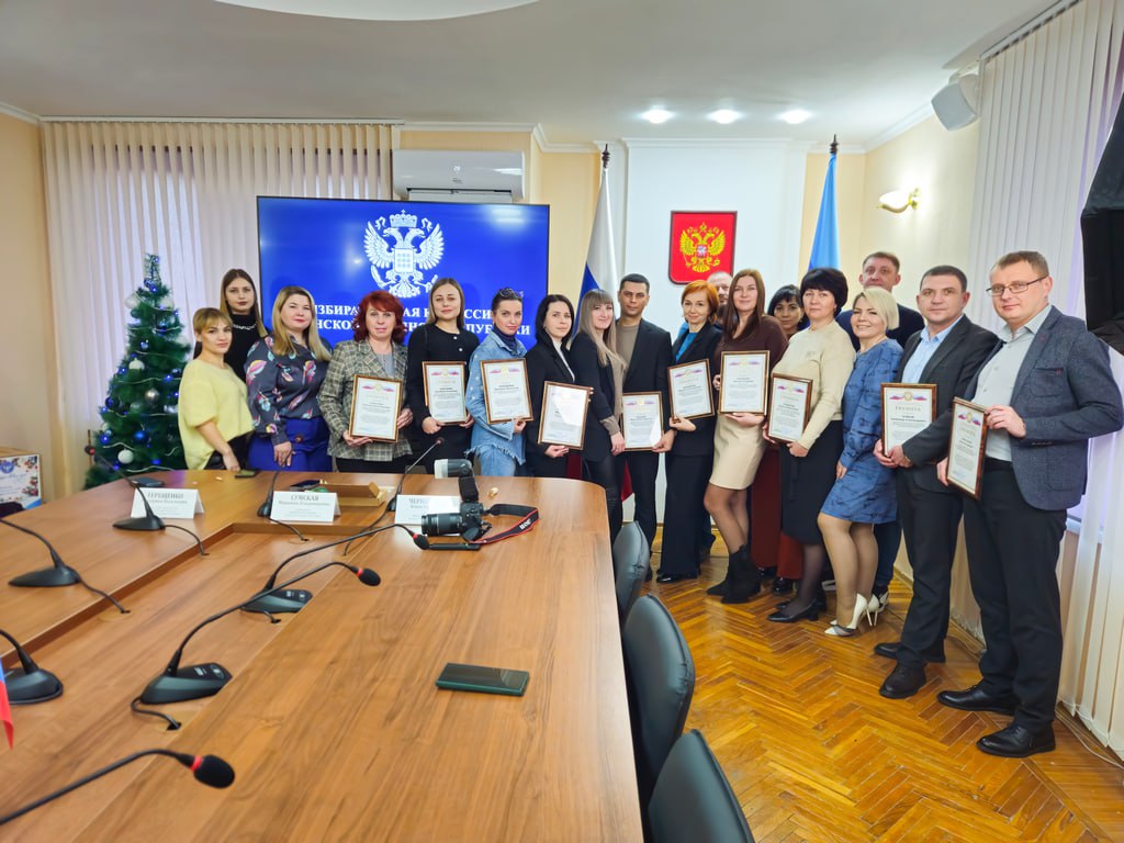 ℹ  Избирком ЛНР подвел итоги работы по правовому просвещению молодежи в 2025 году Избирательная комиссия Луганской Народной Республики подвела итоги системной работы по повышению правовой культуры молодых и будущих избирателей в 2025 году За этот период проведен комплекс образовательных и просветительских мероприятий ключевым из которых стал первый межрегиональный молодежный форум Выбор будущего Председатель Избиркома ЛНР Марианна Сумская вручила грамоты и благодарности сотрудникам аппарата за высокий профессионализм и значительный вклад в организацию и проведение форума Марианна Сумская председатель Избирательной комиссии ЛНР От всей души благодарю сотрудников аппарата Избиркома ЛНР за самоотверженный труд инициативность и высочайший уровень организации мероприятий по правовому просвещению молодежи Ваша слаженная работа стала основой успеха первого межрегионального форума Выбор будущего и всех проектов этого года Уверена что наш коллектив и в дальнейшем будет достойно выполнять задачи по воспитанию ответственных граждан Работа по повышению правовой культуры молодежи будет продолжена в 2026 году с учетом накопленного опыта и лучших практик ИзбиркомЛНР Итоги2025 ПравовоеПросвещение МолодежныйФорум ВыборБудущего