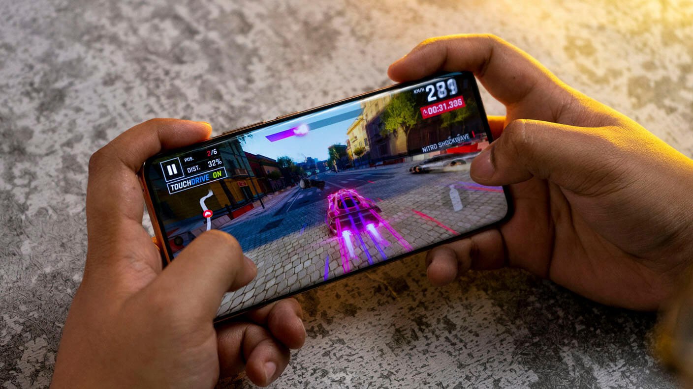 Смартфоны с экранами на 200 Гц уже близко По данным известного инсайдера Digital Chat Station производители смартфонов активно тестируют 1 5K AMOLED матрицы с частотой 200 Гц И хотя на рынке есть смартфоны с экранами на 165 и даже 185 Гц с точки зрения маркетинга 200 Гц звучит круче хоть и не даст какого либо положительного эффекта Скорее всего такая частота будет доступна в очень немногих играх и вызовет повышенный расход аккумулятора Но с учетом роста емкости последних производители все таки решатся на такие матрицы и это произойдет уже скоро Мой Компьютер