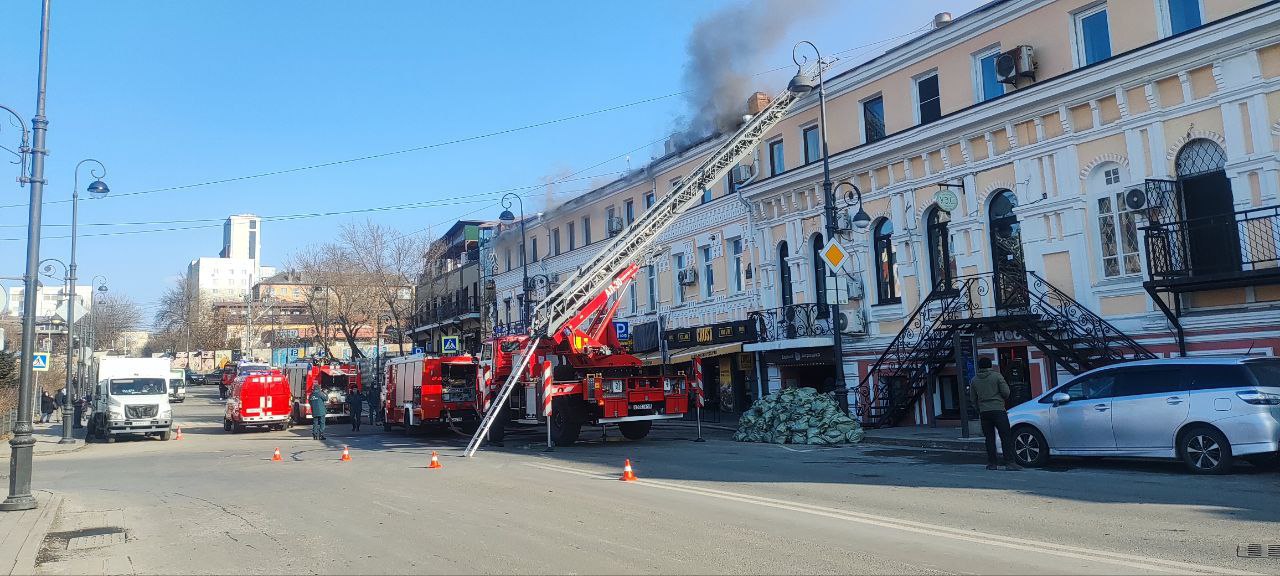 Полиция работает на месте возгорания в центре Владивостока В полицию поступило сообщение о возгорании мансардного этажа здания на улице Пограничная во Владивостоке На место происшествия незамедлительно прибыли полицейские сотрудники МЧС   Сотрудники Госавтоинспекции Владивостока обеспечивают беспрепятственный проезд автомобилей экстренных служб к месту пожара инспекторы патрульно постовой службы полиции обеспечивают охрану общественного порядка Полицейские оказывают содействие коллегам из МЧС   Движение транспортных средств на месте возгорания ограничено