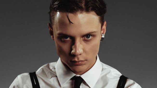 Исполнитель Ваня Дмитриенко стал артистом года по версии сервиса Яндекс Музыка а звание артистки года получила певица Mona В номинации Группа года победил инди коллектив Бонд с кнопкой DR