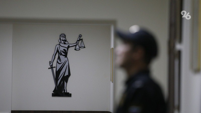 3 года колонии дали экс-гендиректору ставропольского фонда капремонта и его подельнику по делу о мошенничестве С мая 2018 года по июль 2023-го бывший гендиректор краевого Фонда капремонта вместе с представителем одного из подрядчиков фонда в рамках исполнения контрактов по ремонту общего имущества МКД в городах Ессентуки, Невинномысске и Светлограде похитили деньги субподрядчика. В результате коммерческой организации причинён ущерб на 3,9 млн рублей, отмечают в краевой прокуратуре. Сегодня стало известно, что обоих фигурантов уголовного дела о мошенничестве в особо крупном размере приговорили к 3 годам колонии общего режима. Приговор пока в законную силу не вступил.