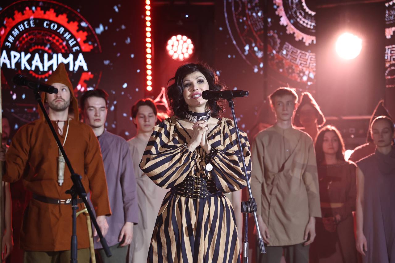 В Челябинске пройдет третий исторический фестиваль Зимнее солнце Аркаима Гости смогут познакомиться с древними артефактами освоить традиционные ремёсла на мастер классах и прослушать лекции ведущих историков и археологов Центральным событием станет реконструкция древнего поселения Аркаим которая позволит полностью погрузиться в атмосферу прошлого Мастер классы интерактивные зоны реконструкции и культурные представления позволяют почувствовать атмосферу древней жизни Южного Урала Это событие не только раскрывает прошлое но и вдохновляет объединяя семьи школьников и студентов в увлекательном путешествии сквозь тысячелетия отмечает учредитель Фонда социальных культурных и образовательных инициатив 2020 Ирина Текслер gov74 eoblast