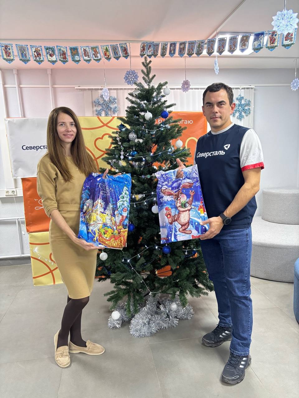 Лекция от предпринимателя новогодний мастер класс и новое пространство в Череповце добрые и праздничные новости из регионов присутствия Северстали В рамках проекта АГР классы для десятиклассников прошёл урок с предпринимателем Наталией Маховой Подробнее Центр Культурного Развития Среда в Костомукше приглашает 20 декабря на открытие нового пространства Подробнее 17 декабря в Череповце начал работу лекторий по развитию творческих инициатив горожан Подробнее С 19 декабря в Городском музее Костомукши открывается выставка Академия акварели и изящных искусств Сергея Андрияки Путь на Север Подробнее Участники клуба От сердца к сердцу проекта Здоровая семья фонда Дорога к дому изготовили своими руками новогодние игрушки Мастер классы проводили волонтеры Северстали Подробнее Сотрудники дирекции по инвестициям Северстали передали подарки подопечным фонда Дорога к дому Подробнее СеверстальДайджестКСО