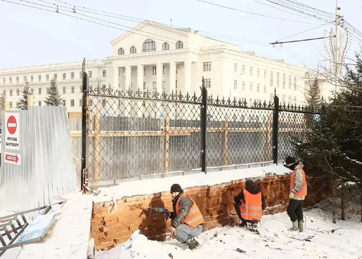 В Красноярске завершили реставрацию исторической ограды Центрального парка  Ажурная решетка, установленная еще в 1914 году, вновь появилась вдоль улицы Карла Маркса.  Работы были непростыми, отмечают в пресс-службе парка. Каждое звено очистили пескоструйной и лазерной обработкой. Затем ограду покрыли полимерными составами. Также были заменены разрушенные кирпичи в основании.  – Теперь ограда вернула свой исторический облик. Её реставрация – важная часть реконструкции Центрального парка. Ведь парк – это не просто место отдыха, а культурное наследие города, – отметили в парке.  Фото: Центральный парк. Возрождение