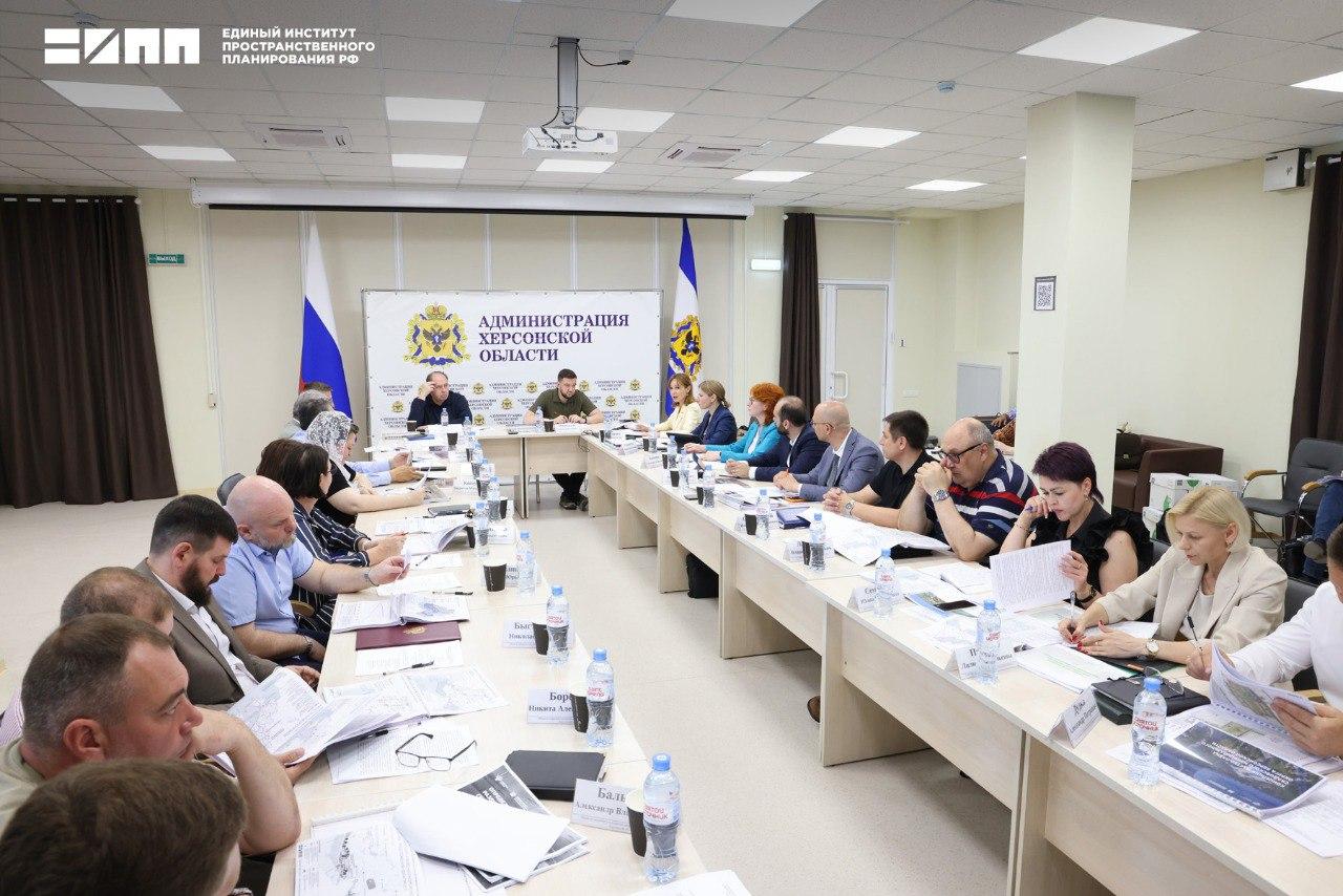 Пять генпланов и схема территориального планирования для Херсонской области будут разработаны до конца 2025 года В Геническе под руководством врио Председателя Правительства Херсонской области Семена Машкауцана и директора ЕИПП РФ Дины Саттаровой прошла стратегическая сессия, посвященная перспективам развития региона. Представители Правительства Херсонской области, руководители министерств, муниципалитетов и эксперты ЕИПП РФ обсудили схему территориального планирования и комплексную территориальную схему развития туризма, которые Институт разрабатывает для Херсонской области. Рассмотрели развитие экономики региона, транспортно-логистического каркаса, инженерной и социальной инфраструктуры, объемы нового жилищного строительства, сделав акцент на сбалансированном развитии территории. Также уделили внимание обрабатывающей промышленности и сельскому хозяйству. Генеральные планы Скадовского, Генического, Каланчакского, Голопристанского и Чаплинского муниципальных округов и схема территориального планирования Херсонской области будут разработаны до конца 2025 года.