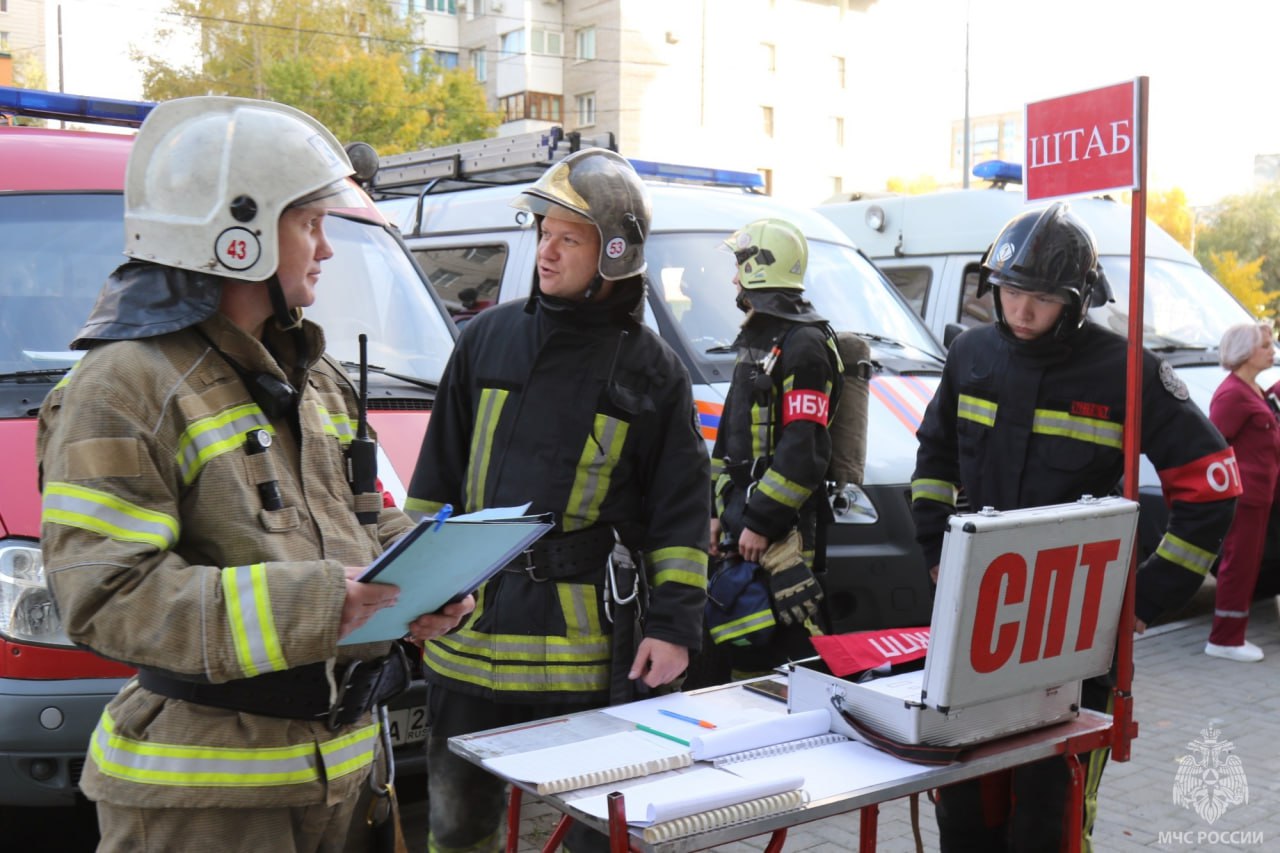 Завтра 16 октября в крае пройдут пожарно тактические учения Учения позволят не только проверить готовность личного состава к действиям в чрезвычайных ситуациях но и повысить уровень взаимодействия между различными службами и ведомствами участвующими в ликвидации последствий пожаров и других бедствий Это способствует повышению безопасности населения и снижению материального ущерба от возможных происшествий Подразделения первого пожарно спасательного отряда в Барнауле ликвидируют условный пожар на территории АО Барнаултрансмаш пожарные 2 го пожарно спасательного отряда отработают вводную в Солтонской средней общеобразовательной школе село Солтон новоалтайские огнеборцы организуют тренировку на территории Средней общеобразовательной школы 15 город Новоалтайск Где ещё пройдут учения смотрите в ВК и ОК Просим граждан сохранять спокойствие МЧС Алтайского края Подписывайся на МЧС России в Telegram MAX