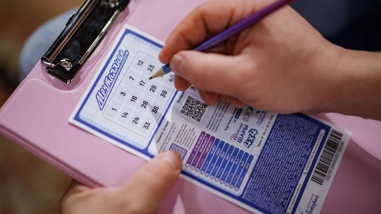 Пенсионерка из Томской области впервые в жизни купив лотерейные билеты стала мультимиллионером выиграв 58 миллионов рублей в новогоднем розыгрыше Мечталлион Как уточняется женщина приобрела всего два билета в отделении Почты России выбрав их наугад Один принёс 100 рублей а второй крупнейший приз По словам счастливицы часть средств она направит на покупку квартиры для сына в семье которого ожидается пополнение а также пожертвует деньги на строительство иконостаса в местном храме