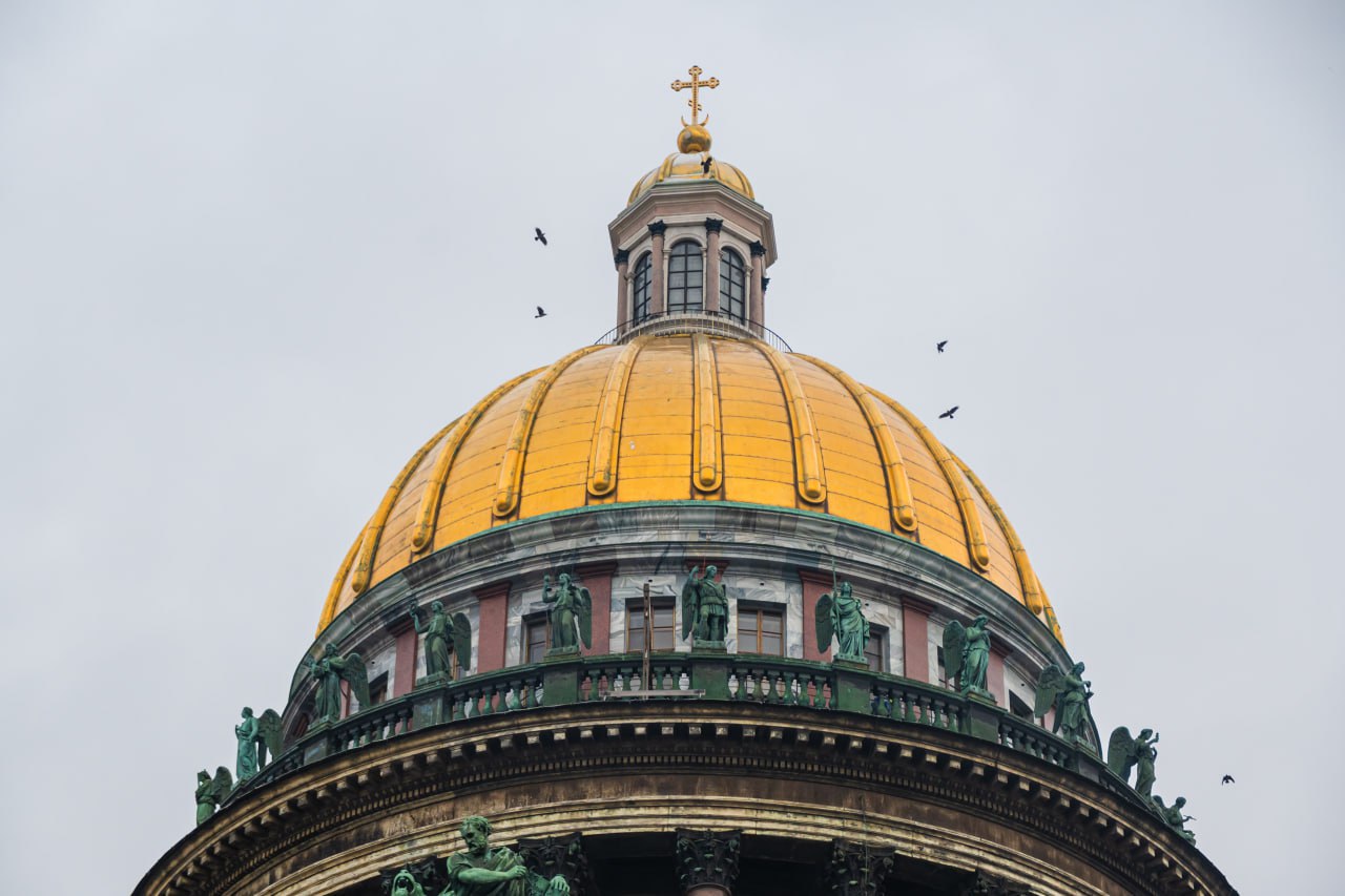 Балюстраду Исаакиевского собора освободили от лесов Три года шла работа по восстановлению архитектурного убранства Теперь балюстраду храма можно рассмотреть во всех деталях без каких либо визуальных преград Реставрационные работы продолжаются в приделе Александра Невского Об этом в своем Telegram канале сообщил вице губернатор Борис Пиотровский Читай нас в MAX Подпишись на Комсомольскую правду СПб