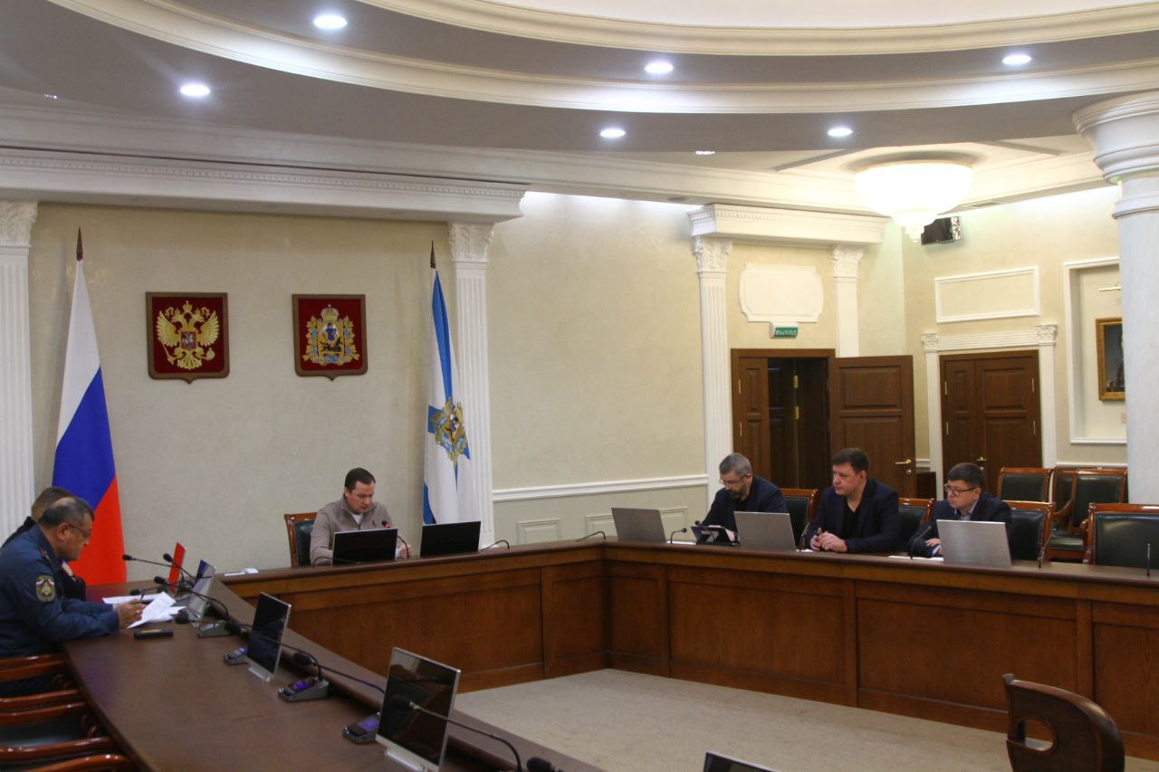 В Архангельской области остаются без электроэнергии 144 населенных пункта в которых проживает 6127 человек по состоянию на 16 00 21 декабря Об этом заявил по итогам оперштаба губернатор региона Александр Цыбульский По его словам уже четвертые сутки Россети Северо Запад работает в режиме повышенной готовности На пике без электроснабжения оставались 9 139 человек в 204 населенных пунктах Вчера к вечеру удалось значительно сократить этот объем до 480 человек Сегодня снегопад продолжился вызвав новые повреждения С учетом привлеченных резервов сил и средств для ликвидации последствий аварий достаточно Фото Александр Цыбульский Telegram