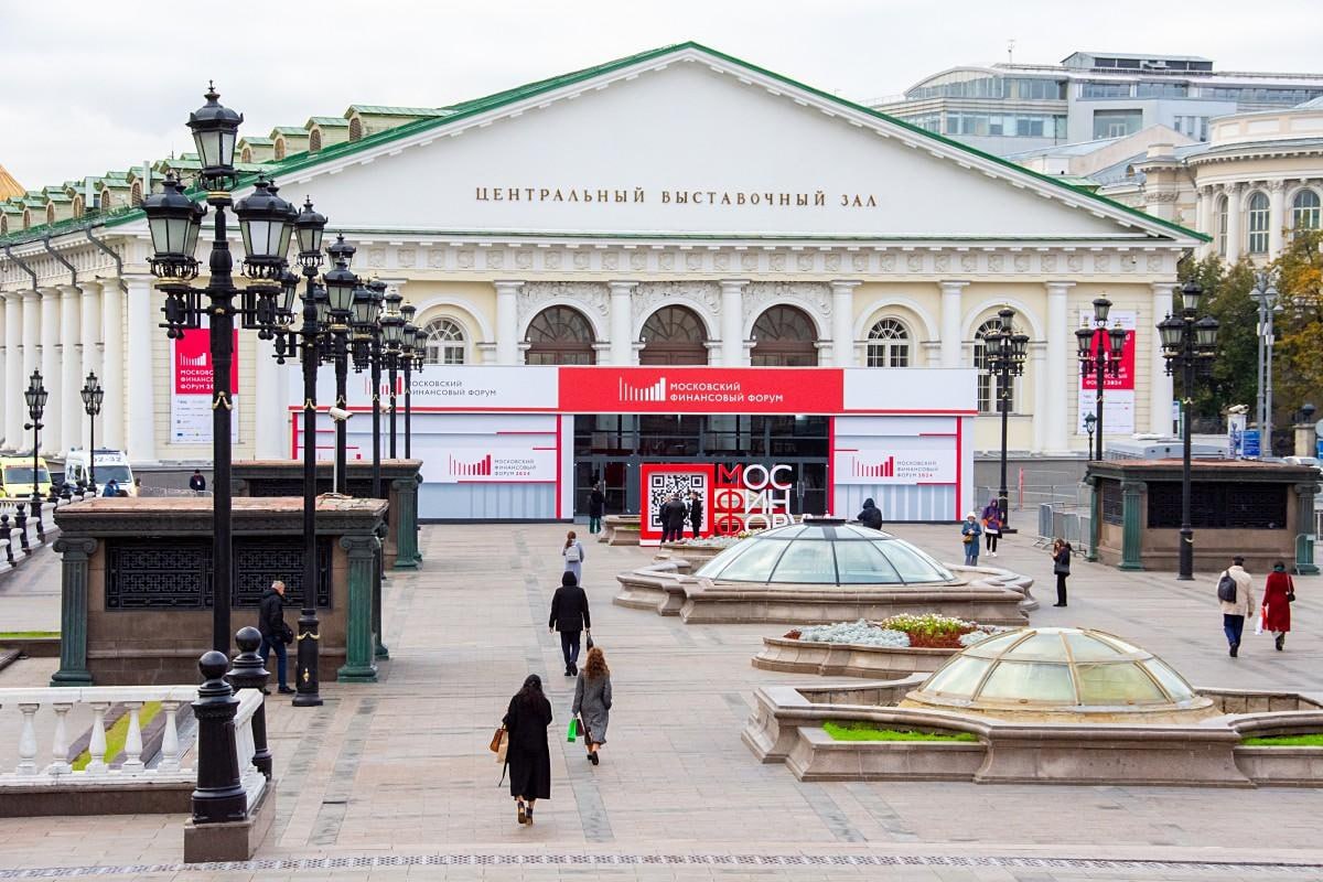 Опубликована архитектура деловой программы Московского финансового форума – 2025  На официальном сайте Московского финансового форума, который пройдет в Москве 19 сентября 2025 года, опубликована архитектура деловой программы. Тема пленарной сессии в этом году — «Здоровые финансы — надежная платформа устойчивого развития в изменчивом мире». Программа юбилейного, десятого Московского финансового форума включает 18 сессий. На сайте форума предусмотрена онлайн-трансляция всех сессий.  На форуме обсудят макроэкономическую ситуацию в России, приоритеты налоговой политики до 2030 года, новые направления цифровизации госзакупок и возможности цифрового бюджета. Отдельное внимание на полях форума будет уделено развитию системы межбюджетных отношений, в том числе развитию новых регионов, региональным аспектам долгосрочного экономического роста, влиянию финансовой культуры на устойчивое развитие бизнеса, долгосрочным финансовым инструментам, а также системе финансового контроля и трендам алкогольного рынка.  Участники тематических сессий обсудят перспективы токенизации реальных активов и создания Биржи драгоценных металлов БРИКС, способы привлечения инвестиций в страны глобального юга и многое другое.  Для обсуждения вопросов экономической и финансовой жизни страны на площадке форума соберутся представители федеральных и региональных органов власти, делового сообщества, общественных организаций и объединений, эксперты в сфере экономики и финансов.  Организаторами форума выступают Министерство финансов Российской Федерации и Правительство Москвы.