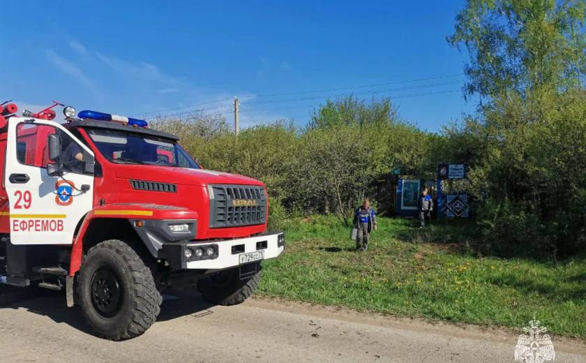 В Ефремове на пожаре в жилом доме погиб мужчина. Сообщение о возгорании в деревне Стрельцы поступило 4 мая в 07:40. На место подразделения МЧС прибыли через восемь минут. Спустя две минуты пожар потушили. На месте от спасательного ведомства работали шесть человек и две единицы техники. Причину возгорания предстоит установить дознавателю. Источник Тульская пресса