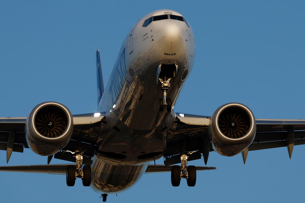Boeing планирует выпустить новый узкофюзеляжный самолет на замену 737 MAX пишет The Wall Street Journal со ссылкой на информированные источники Ранее в этом году глава компании Келли Ортберг обсуждал с представителями Rolls Royce Holdings в Великобритании новый двигатель для этого самолета говорят двое из источников В сегменте гражданской авиации он назначил нового руководителя разработки продукции который ранее занимался созданием воздушного судна нового типа Фото Kevin Carter Getty Images interfaxonline