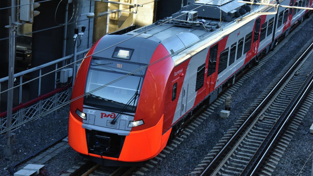 В России начали тестировать сервис посадки в поезд по биометрии Испытания идут на трёх маршрутах из Москвы в Нижний Новгород Иваново и Кострому сообщили в аппарате вице премьера Дмитрия Григоренко В тестировании принимает участие ограниченная группа пассажиров Ожидается что сервис станет доступен пользователям в первом квартале 2026 года добавили в пресс службе Там подчеркнули что нововведение позволяет подтвердить личность пассажира без предъявления документов Это реализовано Центром биометрических технологий и РЖД на базе Единой биометрической системы Для того чтобы воспользоваться сервисом понадобится подтверждённая биометрия Идентификация проводится при посадке в вагон на портативном устройстве проводника Подписаться на Говорит Москва Telegram VK MAX