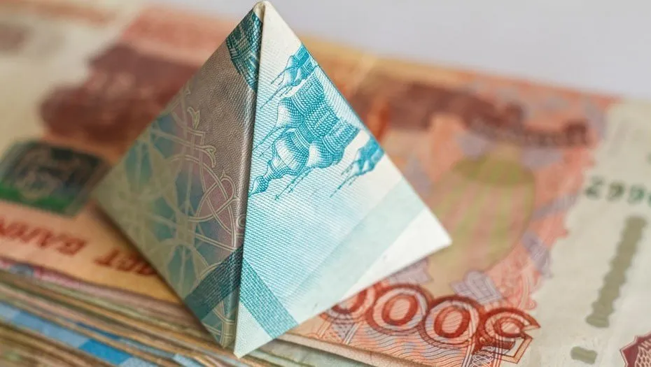 В России с начала года выявлено 656 финансовых пирамид всего за первый квартал регулятор обнаружил 1 4 тыс компаний с признаками нелегальной деятельности что на 9 больше чем в предыдущем квартале В их числе также 472 нелегальных кредитора и 257 незаконных профессиональных участников рынка ценных бумаг ЦБ ограничил доступ к 7 4 тыс сайтов мошенников на 30 больше чем кварталом ранее Большинство проектов выявляются почти сразу после создания и не успевают привлечь значительные средства Организаторы пирамид 454 чаще всего предлагали инвестировать в криптовалюты или ИИ разработки обещая сверхдоходы только за счёт привлечения новых участников Более 70 пирамид требовали переводить взносы в криптовалюте За 2025 год в стране обнаружили более 7 тыс пирамид на 21 5 больше чем годом ранее Maria Balakhontseva Shutterstok FOTODOM Подписаться на ДП в Telegram MAX