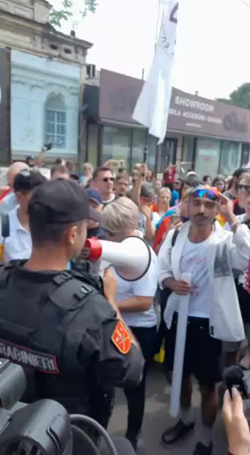 ЛГБТ-парад в Кишиневе: участники под охраной полиции
