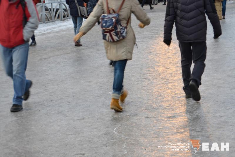 Главу Челябинска возмутил гололед во дворах Алексей Лошкин на аппаратном совещании сделал замечание управляющим компаниям Сегодня утром провожал детей в школу Тротуары посыпаны зашел во двор а там катушка Так не пойдет сказал мэр Он поручил усилить контроль за работой управляющих компаний ответственных за противогололедную обработку дворов По словам мэра при необходимости следует привлекать Госавтоинспекцию Подписаться на канал ЕАН Челябинск