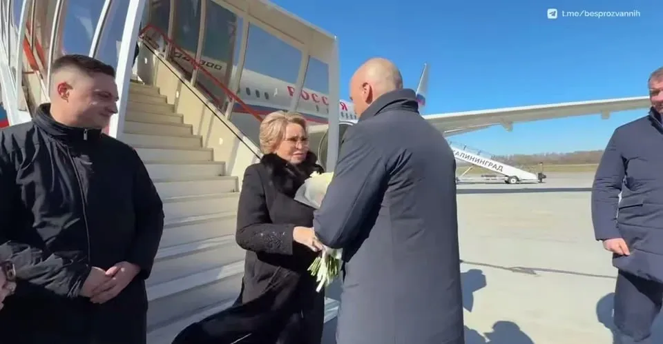 В Калининград прилетела Валентина Матвиенко Глава региона Алексей Беспрозванных отметил что Валентина Матвиенко прилетела в памятный для всех калининградцев День героического штурма и взятия Кёнигсберга Председатель Совфеда примет участие в памятных мероприятиях и проведет встречу с губернатором В 2025 году День штурма 9 апреля утвержден как День воинской славы Официально впервые отмечается в 2026 году Фото соцсети губернатора