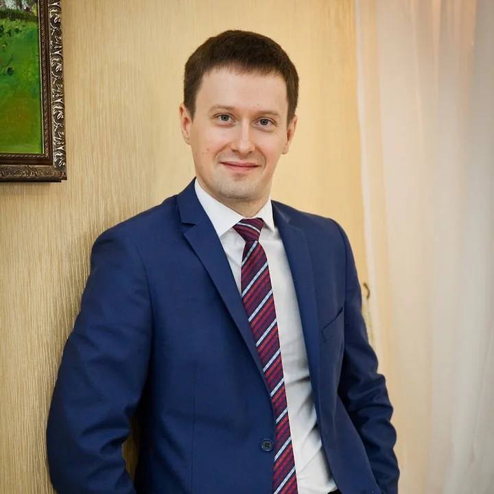 В Перми сменится руководство союза журналистов Глава пермского отделения союза журналистов Максим Пасютин решил сложить полномочия. Как сообщает Ura.ru, прошение будет рассмотрено конференцией реготделения в августе. По информации издания, господин Пасютин покидает пост в связи с переездом в Москву. Он возглавлял краевое отделение СЖ с ноября 2023 года. Ранее стало известно, что Максим Пасютин уволился с поста гендиректора «РБК-Пермь» и возглавил медиахолдинг «ФорМедиа».