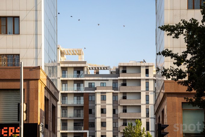 В Узбекистане планируют ввести кешбэк при покупке недвижимости на первичном рынке Правительство рассмотрит возврат гражданам в качестве кешбэка части суммы НДС уплаченной за покупку жилых и нежилых помещений в новых многоквартирных домах у строительных организаций через банки Минэкономфин Налоговый комитет и Минстрой до 1 февраля 2026 года должны внести соответствующее предложение в Кабмин
