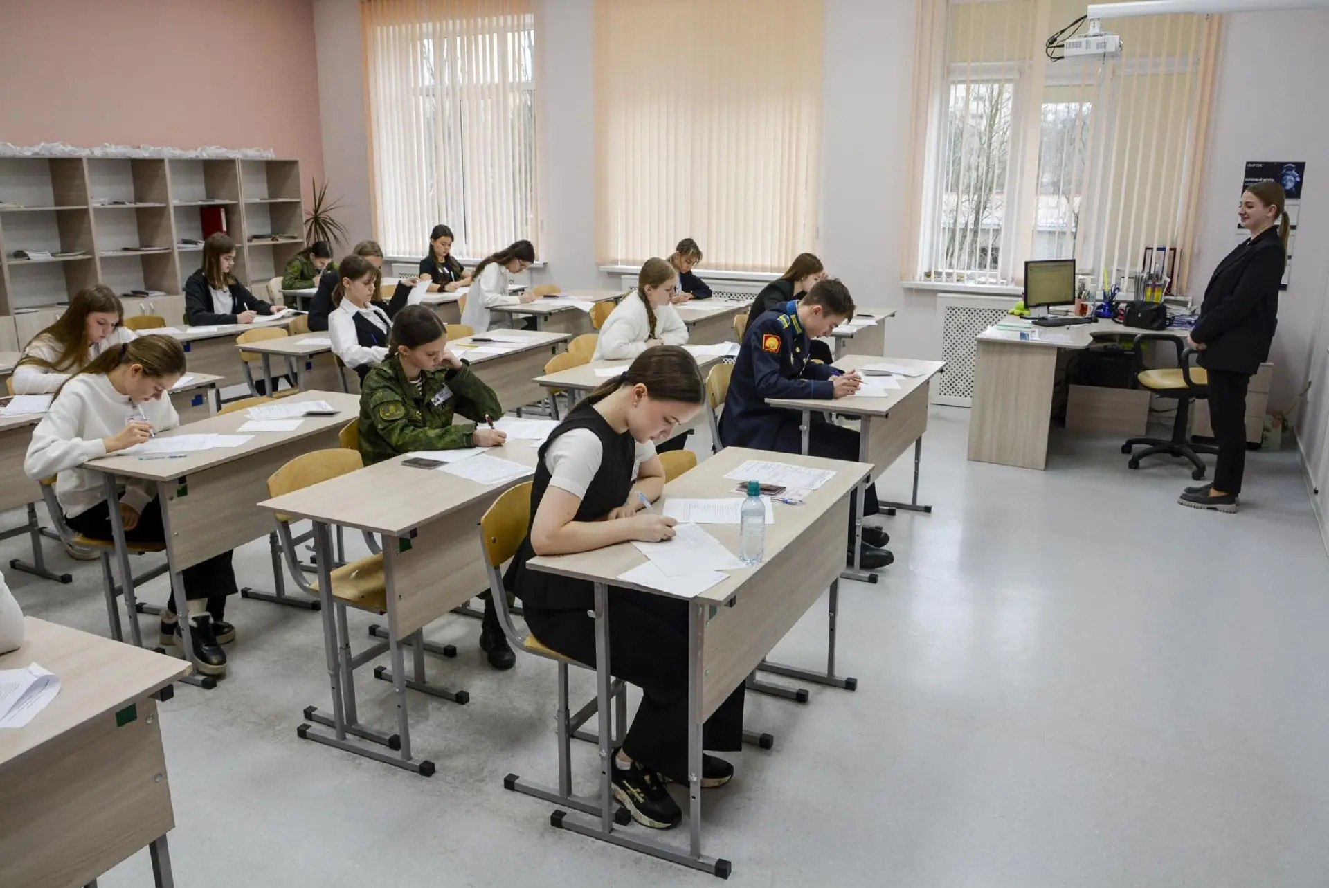 В Ставрополе подходит к концу муниципальный этап всероссийской олимпиады школьников На протяжении нескольких недель около 3 2 тысячи учеников с 7 по 11 классы демонстрировали свои знания по 24 предметам Последняя неделя олимпиады была особенно насыщенной школьники выполняли задания по физике химии русскому языку и астрономии Сегодня ребята завершат выполнение заданий по IT направлению Всего свои знания показали более 600 участников отметил глава Ставрополя Иван Ульянченко Школьники набравшие проходные баллы а также призеры и победители прошлогоднего регионального этапа смогут претендовать на участие в следующем уровне олимпиады Итоги регионального этапа станут основой для формирования команды Ставропольского края которая представит регион на всероссийском этапе Ставрополь в MAX