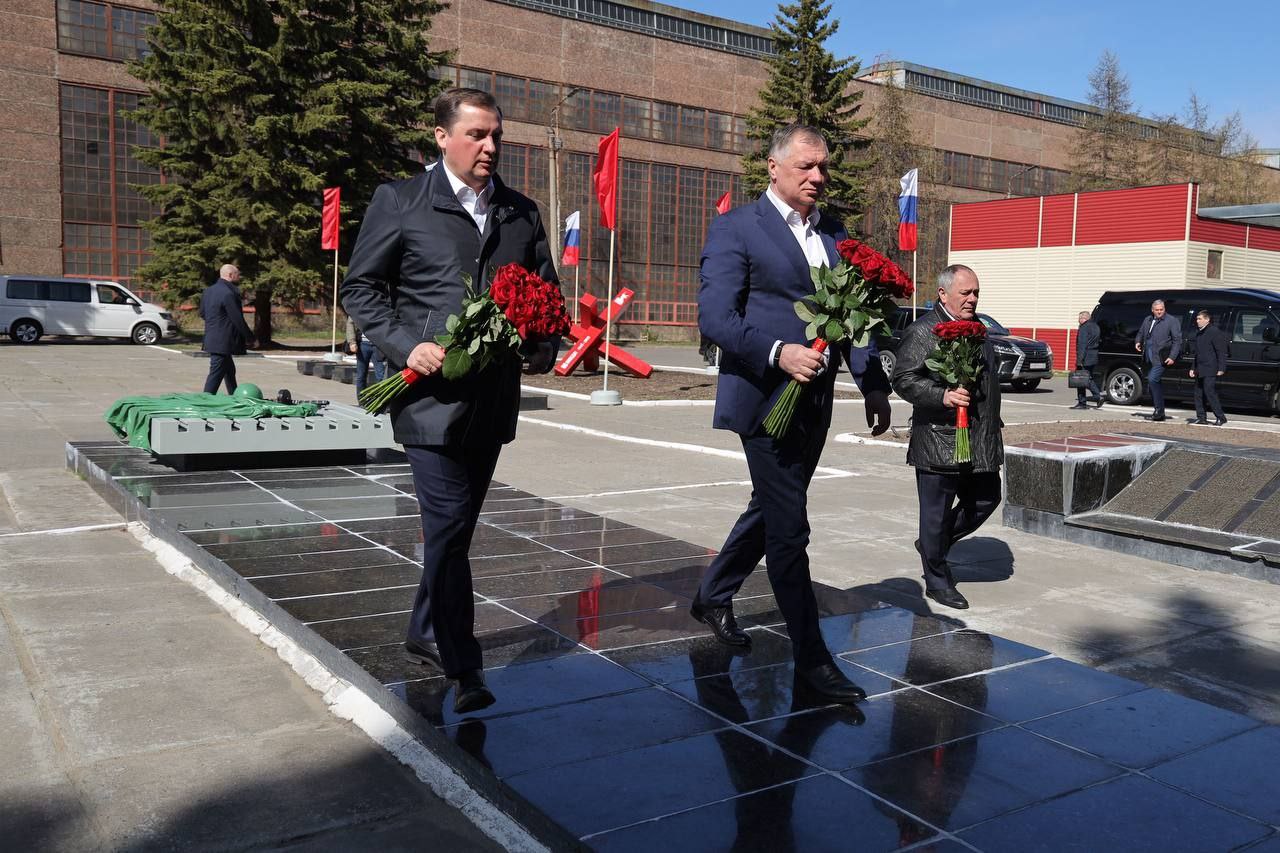 Архангельскую область с рабочим визитом посетил вице-премьер Марат Хуснуллин. Вместе с губернатором Александром Цыбульским они обсудили реализацию нацпроектов, благоустройство, дорожное строительство, переселение из аварийного жилья и развитие городской инфраструктуры. Губернатор представил как достигнутые результаты, так и проблемные участки, требующие федеральной поддержки. Особое внимание — к темпам реализации комплексного развития территорий и переселения людей из аварийного жилья. За последние пять лет в Поморье по нацпроекту более 25 тысяч человек уже улучшили жилищные условия. Нахожусь под большим впечатлением от стиля работы Марата Шакирзяновича, который не просто приехал и провел совещание, не просто посетил объекты, которые мы ранее обозначили, но и вник в каждую деталь. Будучи человеком с большим практическим опытом, дал очень много советов. Мы не скрывали ситуацию, показывали те проблемы, которые у нас есть, и действительно по многим из них наша позиция услышана. Нам важно сохранить темп переселения, важно использовать все имеющиеся инструменты для этого. Сейчас важно строительство новых дорог и приведение в нормативное состояние существующей сети автодорог, — сказал по итогам рабочего дня Александр Цыбульский. Марат Хуснуллин подтвердил, что Архангельск — один из лидеров в стране по подходу к комплексному развитию территорий: Очень понравилось как реализуется программа КРТ, когда одновременно расселяется аварийное жильё и на его месте строятся новые дома. Дал поручение изучить опыт Архангельска и применять его в других крупных городах. В целом считаю, что работа команды губернатора достаточно эффективна, много вопросов решено. В рамках поездки вице-премьер также побывал в Северодвинске на «Севмаше» и «Звездочке», а в Архангельске — на благоустроенной набережной Соломбалки и набережной Седова, которая требует реконструкции.