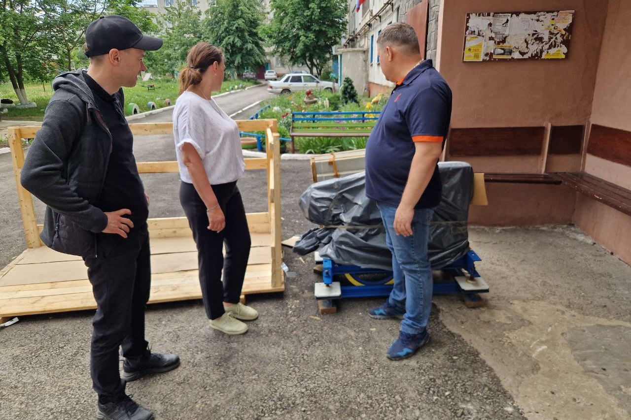 В рамках шефской помощи, оказываемой Красноярским краем Свердловскому округу, продолжается масштабная программа по замене лифтового оборудования. В доме №39 кв. 60 лет СССР уже начались работы по установке новых лифтов в подъездах №4 и №5. На объекте побывали зам. руководителя управления капстроительства Красноярского края Василий Волков, руководитель делегации Красноярского края в округе Виталий Панасенко и руководитель проектного направления подрядной организации «СТМ» Елена Черникова. «Лифты производства «Могилевлифтмаш» зарекомендовали себя как надежное и долговечное оборудование. В рамках шефской помощи до конца года на территории округа будет установлено 15 лифтов», - отметил Василий Волков. Лифты оснащены современными системами безопасности, включая фотоэлементы в дверных проемах, которые предотвращают случайное закрытие дверей при обнаружении препятствий.