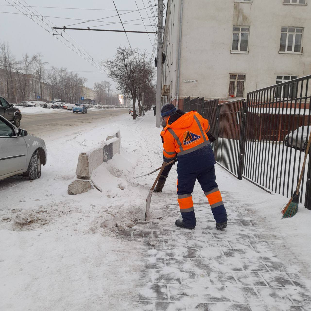 Ответственных за некачественную уборку в Иркутске ждут штрафы. Об этом заявил глава города Руслан Болотов после проверки работы дорожных служб. Мэр отметил, что сейчас очистка дорог от снега в областном центре идет плохо, с задачами не справляются четыре подрядчика.  Всем исполнителям работ уже выданы предписания, в конце месяца к ним вновь нагрянут с проверкой. Если проблемы с уборкой не решатся, против подрядчиков применят санкции.