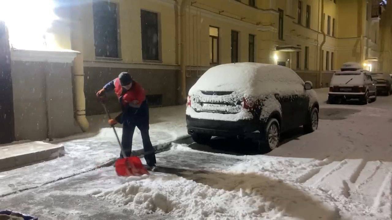 В Петербурге около 820 техники и 1000 дворников борются со снегопадом  Коммунальные службы оперативно перестроили задачи на прометание дорог и магистральных улиц города.   С утра на городские улицы вышли около 820 единиц техники, включая средства малой механизации и 1000 работников ручного труда.  В петербургских дворах трудится 8964 дворника с учетом управляющих компаний, порядка 1040 единиц уборочной техники с привлечением 707 средств малой механизации.   За прошедшую ночь выпало 3,5 см снега и на данный момент снежный покров достигает уже почти 5 см.