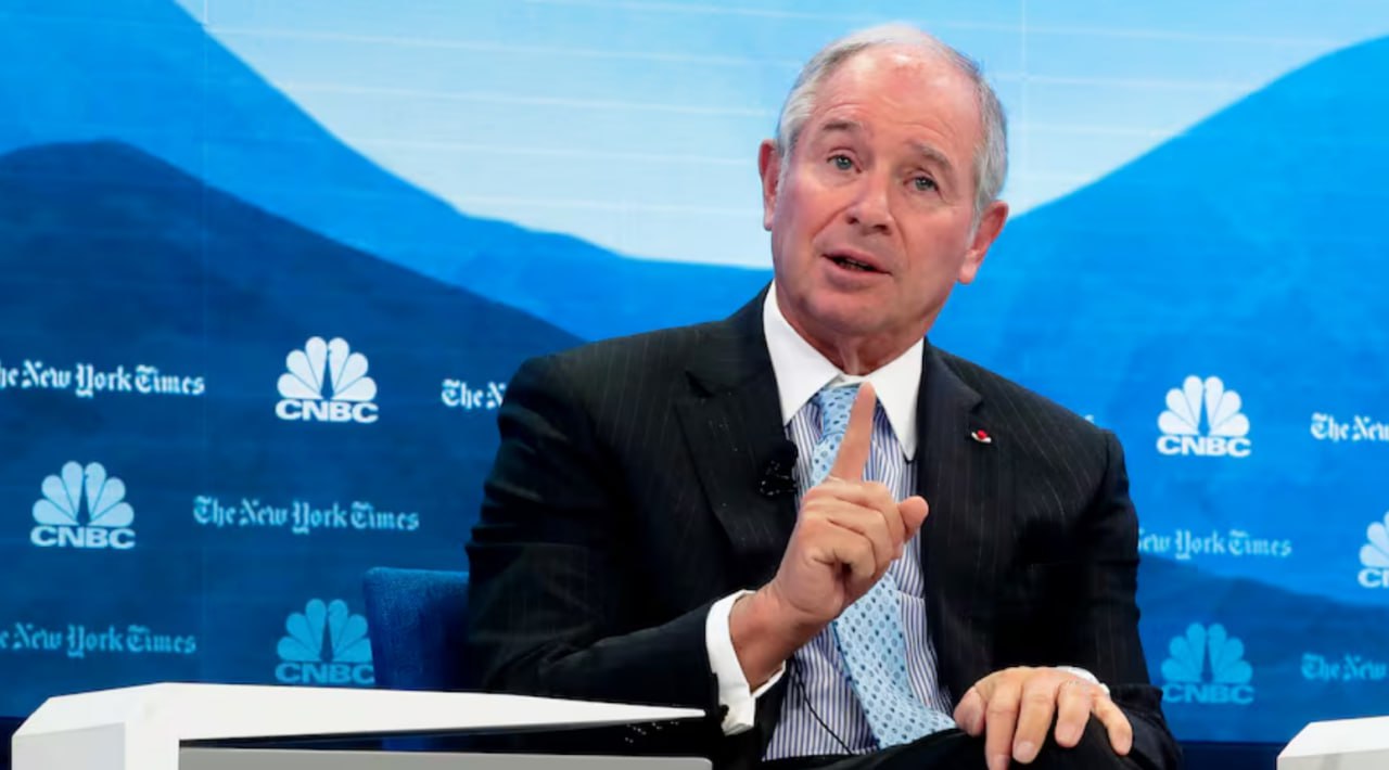 Blackstone вложит $500 млрд в Европу — в расчёте на реформы и недооценённые активы Инвестгруппа Blackstone намерена направить не менее $500 млрд в европейскую экономику за ближайшие 10 лет. Об этом заявил её сооснователь Стивен Шварцман, объяснив: «Мы видим признаки перемен. Европейские лидеры начали понимать, что прежние темпы роста — неустойчивы». Главный сигнал, по мнению Шварцмана, — решение Германии при канцлере Фридрихе Мерце финансировать инфраструктуру и оборону за счёт дефицита. Это, а также падение ставок и более дешёвые оценки активов в ЕС делают Европу приоритетным направлением. Сейчас Blackstone владеет $350 млрд активов в регионе. Новый план означает резкое ускорение. Группа уже купила Atlantia €54 млрд и Adevinta €14 млрд и теперь строит новый офис в Лондоне. Интерес к Европе растёт и у других крупных игроков — Apollo планирует вложить до $100 млрд только в Германию. Ставка — на deregulatory сдвиг и рост капитального спроса. Если он не случится, обещанных $500 млрд может не быть.