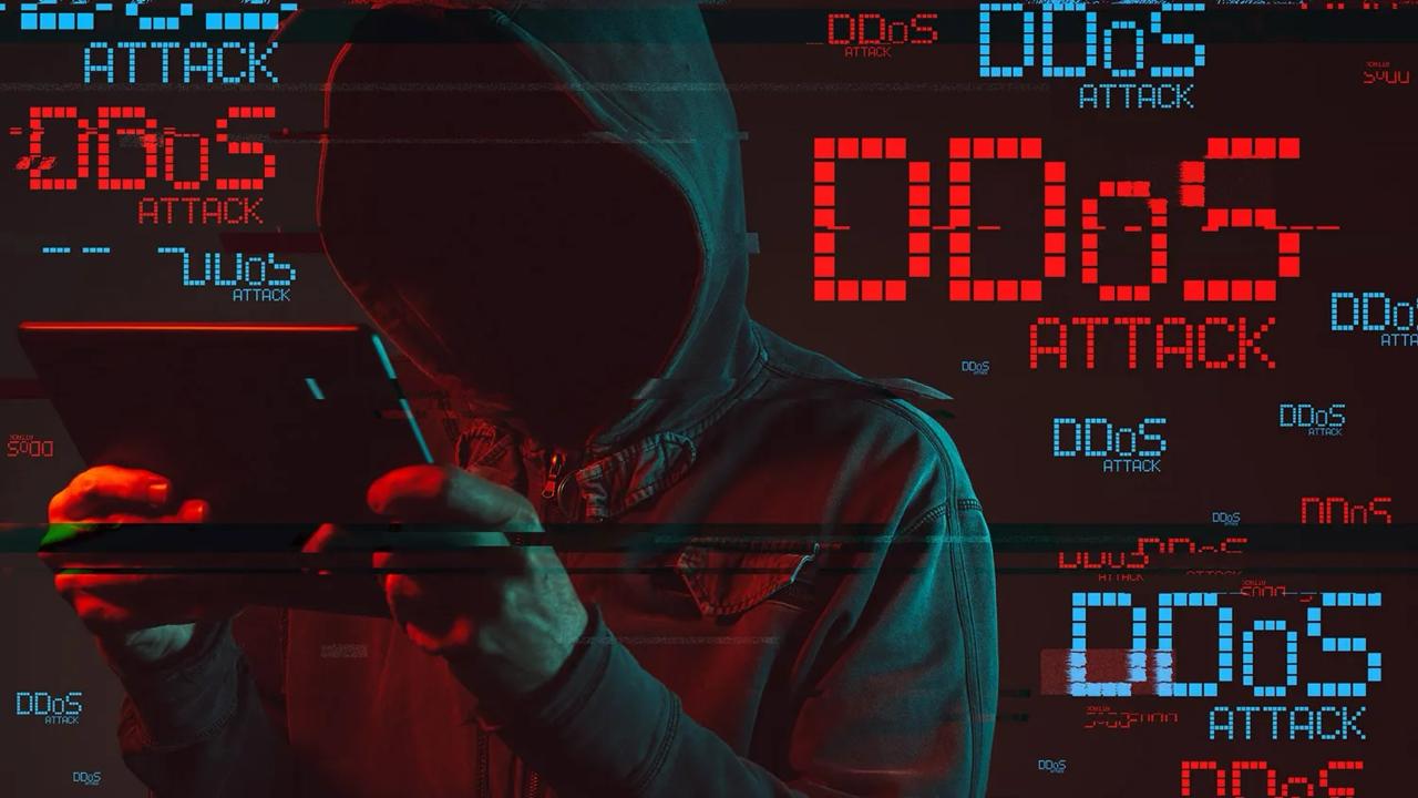 За 2025 год произошло свыше 21 тыс DDoS атак сообщили в Роскомнадзоре опираясь на данные Центра мониторинга и управления сетью связи общего пользования Во втором полугодии произошло более 15 тыс DDoS атак тогда как за весь 2024 год этот показатель превысил 10 тыс Основные страны источники вредоносного трафика по данным Роскомнадзора США Германия Великобритания Нидерланды Индонезия Тайвань Франция Швеция Эти страны ключевые мировые хабы хостинга и облачных услуг что делает их удобной платформой для размещения элементов бот сетей Однако фиксируемая география трафика не отражает реальное местонахождение организаторов атак отмечают в службе В подавляющем большинстве случаев речь идет об использовании распределенных ботнетов сформированных из скомпрометированных серверов облачных виртуальных машин и конечных устройств расположенных в различных странах Такая модель позволяет злоумышленникам маскировать источник атак повышать их устойчивость к блокировкам и оперативно наращивать мощность воздействий Telegram Дзен MAX