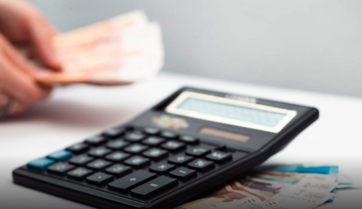 Поступления в казну от налога на доходы по вкладам резко выросли в 2025 м Власти собрали 320 2 млрд рублей против 110 7 млрд за 2024 й сообщили Известиям в Минфине Высокие ставки начали отражаться на бюджетных поступлениях вклады стали одним из заметных источников пополнения бюджета а налоговая база расширилась за счет рекордных начислений процентов В ведомстве ожидают что в 2026 м депозитный вклад в казну перешагнет отметку в полтриллиона рублей jkinvest news jkinvest