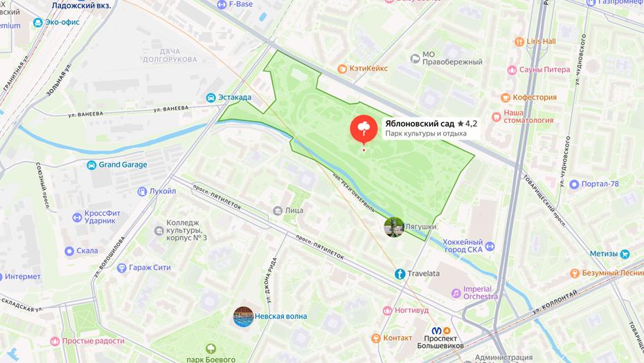 В Яблоновском саду в Петербурге началась рекультивация свалки В Петербурге в Яблоновском саду у метро "Проспект Большевиков", расположенном на месте бывшей городской свалки около 20 га , стартовал проект по ликвидации экологического вреда и восстановлению природного ландшафта. Работы проводит компания "Гидрокор" по заказу городских властей. Бывшая свалка, существовавшая с 19 века до 1978 года, содержит более 1 млн м3 отходов. Исследования выявили сильное загрязнение почв и воды тяжёлыми металлами, бензапиреном и другими вредными веществами. Проект включает установку дегазационных труб, гидроизоляцию поверхности полиэтиленовыми мембранами и создание систем водоотведения. После этого территорию благоустроят: будет высажено около 1,8 тыс. деревьев и кустарников, а также засеяны травы. Яндекс Карты