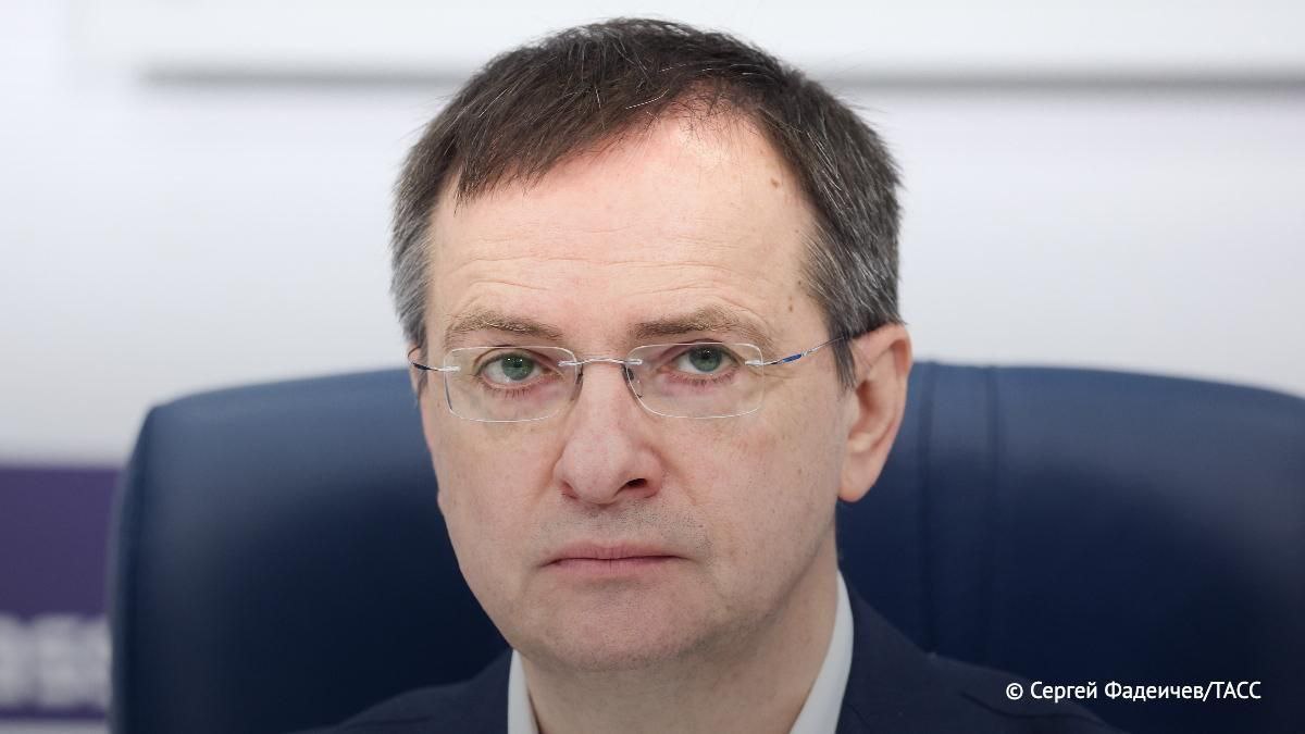 Недооценка роли российского прошлого в странах СНГ является политтехнологией, историческая реальность при этом говорит о положительной роли России.  Об этом в интервью заявил помощник президента РФ Владимир Мединский.  Россия предлагает странам СНГ быть честными перед собой и своей историей. При этом РФ не оказывает на них давление, а диалог между государствами строится исключительно на взаимоуважении, заявил Владимир Мединский.