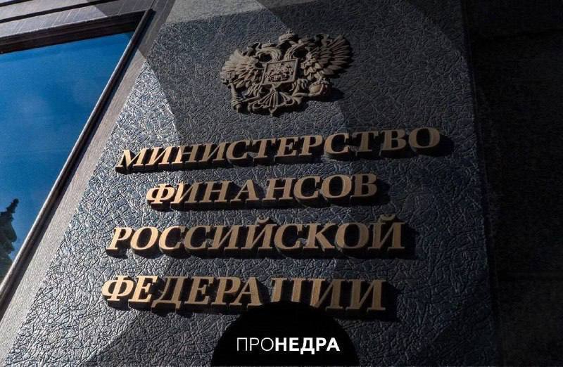 Минфин ожидает снижение выплат по нефтяному демпферу Минфин РФ прогнозирует, что выплаты по нефтяному демпферу в 2025 году составят около 2,6 трлн рублей, что на 1,4 трлн меньше изначального плана. Основной причиной называют падение цен на нефть, которое снизило доходы отрасли и сократило объемы компенсаций. В апреле сумма выплат снизилась до 62,7 млрд рублей — почти на 37 млрд по сравнению с мартом. А всего, с начала года, на демпфер направлено 468 млрд рублей. В 2024 году выплаты превысили 1,8 трлн, в 2022-м составили чуть более 2 трлн. Минфин предупреждает, что пересмотр механизма может повлиять на стабильность цен и финансовое положение отрасли. Пронедра/Подписывайся