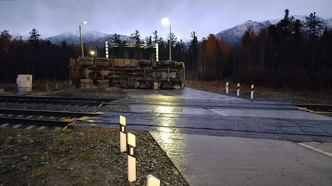Водитель грузовика, столкнувшийся с поездом в Бурятии, влетел на полумиллионный штраф Напомним, ДТП произошло в октябре прошлого года. Водитель проигнорировал «красный» и выскочил перед приближающимся поездом. Машинист применил экстренное торможение, но расстояния не хватило. От удара грузовая машина опрокинулась на бок. Тогда Восточно-Сибирская транспортная прокуратура начала проверку по факту аварии. Частично ремонт локомотива оплатила страховая компания, остальные расходы легли на водителя грузовика. Он компенсирует Восточно-Сибирской магистрали 500 тысяч рублей. ВСЖД напоминает: нарушение ПДД на переездах может повлечь за собой штраф в размере пяти тысяч рублей или лишения водительских прав.