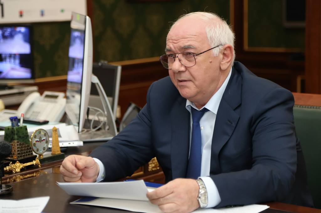 В Турции задержан бывший руководитель отделения Социального фонда в Ингушетии Ислам Сейнароев, которого считают причастным к хищению 2 миллиардов рублей из средств Социального фонда России. По данным Следственного департамента МВД, Сейнароев подозревается в организации масштабных хищений бюджетных средств. В деле почти 40 фигурантов, их обвиняют в создании и участии в преступном сообществе. Почти все фигуранты ранее работали в ингушском управлении «Почты России» и Социального фонда. Казнокрад, по всей видимости, полагал, что в Турции ему ничто не угрожает. Согласно оперативным данным, он обосновался в этой стране, где занимался оптовой торговлей клубникой и бананами, а также сдавал в аренду свою недвижимость. Сейчас Ислама Сейнароева готовят к экстрадиции. Кавказский хребет- ПОДПИСАТЬСЯ