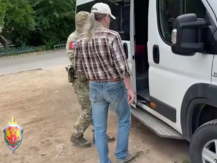 В Волгоградской области УФСБ задержало «сочувствующего» националистам Сотрудники УФСБ по Волгоградской области задержали подозреваемого в оправдании терроризма. В наручниках оказался 62-летний житель региона. Как сообщили Волжский.ру в пресс-службе УФСБ, мужчина разместил в публичном доступе в телеграм-сообществе комментарии, содержащие оправдание деятельности запрещенной в России националистической организации. На основании собранных оперативных материалов в отношении задержанного возбуждено уголовное дело по ч.2 ст.205.2 УК РФ. Фигурант помещен под домашний арест. Подробнее на Волжский.ру: #ВолжскийРу #волжский #vlz